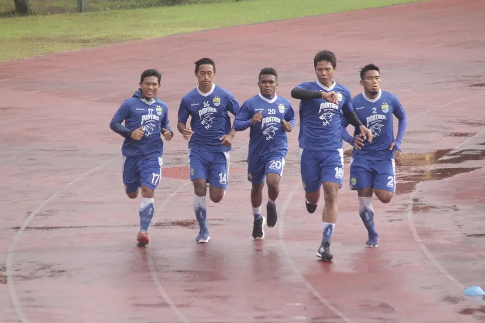 Persib terus berlatih jelang musim baru. (Bola.com/Ronald Seger Prabowo)