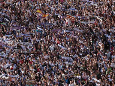 Para penggemar Real Madrid memadati lapangan Cibeles untuk merayakan trofi Liga Champions ke-15 di Madrid pada 2 Juni 2024. (Pierre-Philippe MARCOU/AFP)