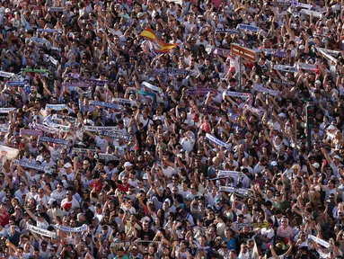 Para penggemar Real Madrid memadati lapangan Cibeles untuk merayakan trofi Liga Champions ke-15 di Madrid pada 2 Juni 2024. (Pierre-Philippe MARCOU/AFP)