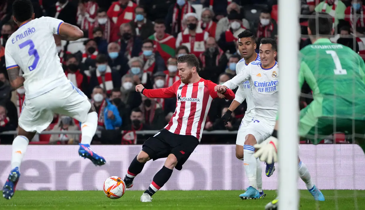 Pada menit ke-22 Athletic Bilbao kembali memiliki peluang. Kali ini tembakan Iker Muniain yang terlebih dahulu melakukan penetrasi di sebelah kiri pertahanan Real Madrid, masih membentur tiang gawang. (AFP/Cesar Manso)