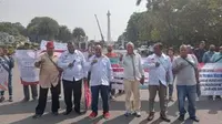 Puluhan warga mengatasnamakan Forum Peduli Demokrasi (FPD) Papua menyuarakan pendapatnya kepada Kementerian Dalam Negeri atau Kemendagri, melalui aksi massa di Bundaran Patung Kuda, Monas, Jakarta Pusat, Kamis (14/9) (Istimewa)