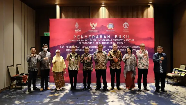 Penyerahan Buku Kumpulan Policy Brief Universitas Indonesia untuk Presidensi G20 Indonesia 2022 dan Penggunaan Bus Listrik Merah Putih Universitas Indonesia pada Senin (26/9/2022). (Sumber ekon.go.id)