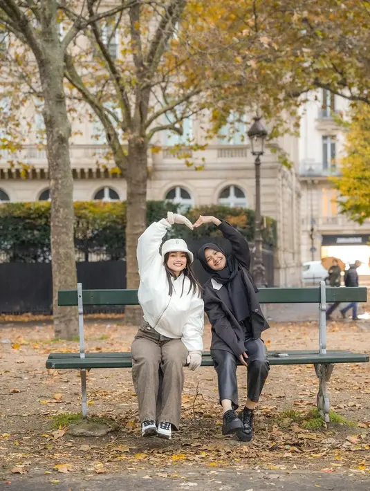 Outfit skena ala Fuji Utami ini bisa dijadikan salah satu inspirasi outfit musim dingin kekinian [@fuji_an]