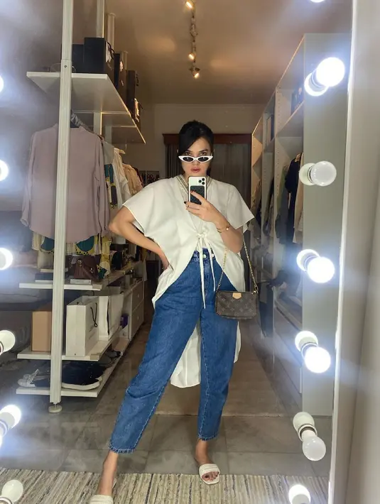 Aktris cantik ini menuturkan kalau dirinya tidak bisa memeluk dan memberikan ASI secara langsung kepada anaknya yang masih bayi. Tentu agar tidak tertular darinya. (Instagram/alicenorin)