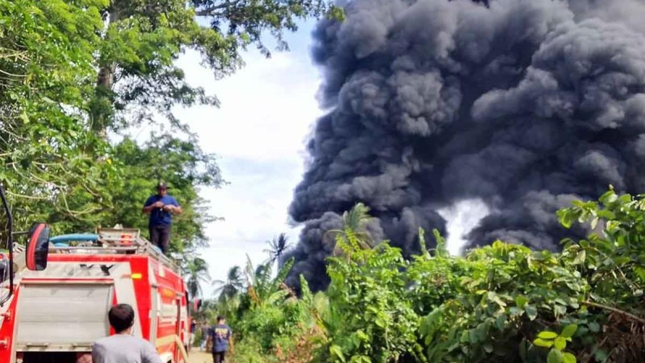 Sumur Minyak Tradisional Meledak di Aceh Timur, Petugas Berjibaku Padamkan Api