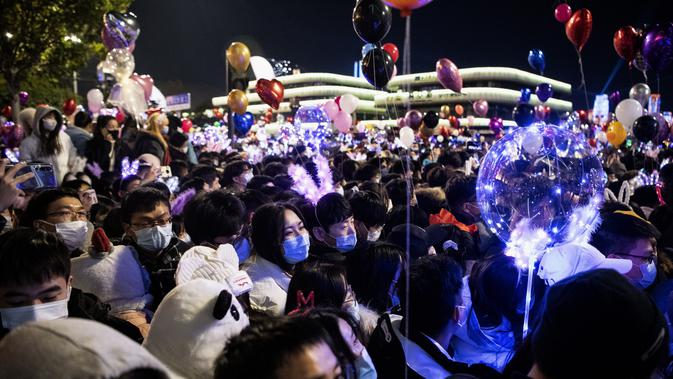Orang-orang selama hitung mundur Tahun Baru di Wuhan di provinsi Hubei, China (1/1/2021). Ribuan orang berdesakan di pusat kota Wuhan untuk menghitung mundur Hari Tahun Baru. (AFP/Noel Celis)