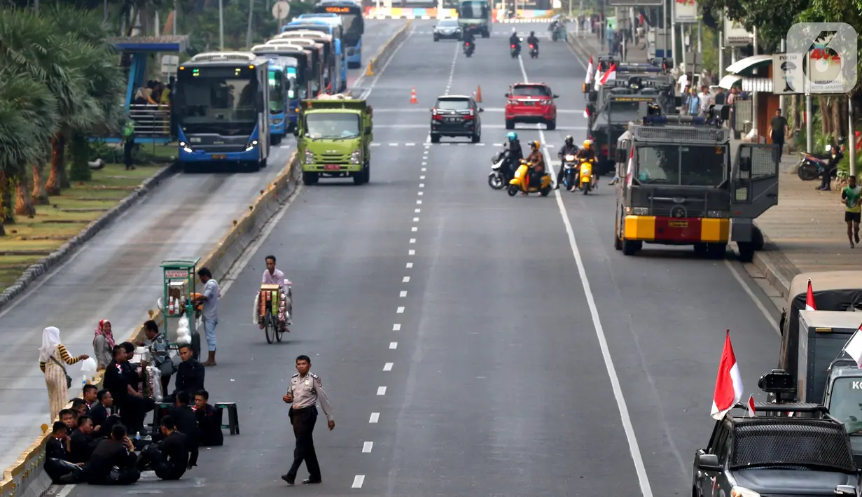 Suasana akses jalan menuju Istana Negara, Jakarta, Senin (14/10/2019). Hingga sore hari, polisi masih menutup jalan dikarenakan isu adanya demo mahasiswa yang akan berlangsung hari ini. (Liputan6.com/JohanTallo)