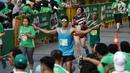 Ekpresi peserta Lomba lari MILO Jakarta International 10K 2017 saat sampai di garis finis, Jakarta, Minggu (23/7). MILO Jakarta International 10K 2017 melombakan tiga kategori yakni 10K, 5K dan Family Run 1,7K. (Liputan6.com/Faizal Fanani)