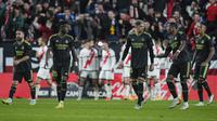 Real Madrid untuk sementara menduduki posisi kedua dengan mengoleksi 32 poin dari 13 pertandingan, tertinggal dua poin dari Barcelona di urutan teratas La Liga. (AP/Manu Fernandez)