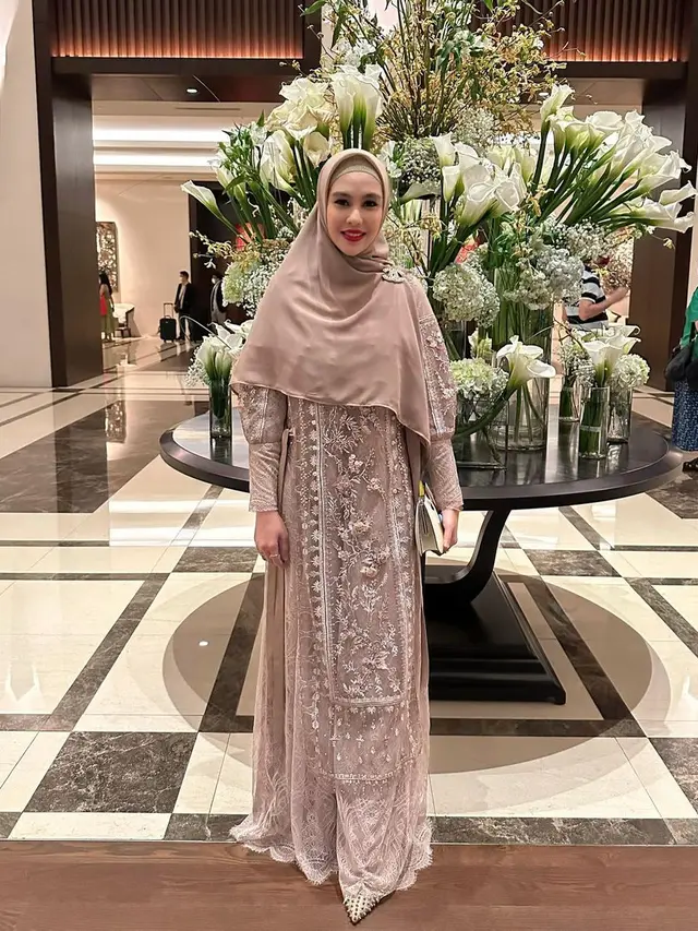 8 Padu Padan Busana Terusan dengan Hijab untuk Tampil Elegan dari Dinda Hauw, Lesty Kejora, hingga Aurel Hermansyah
