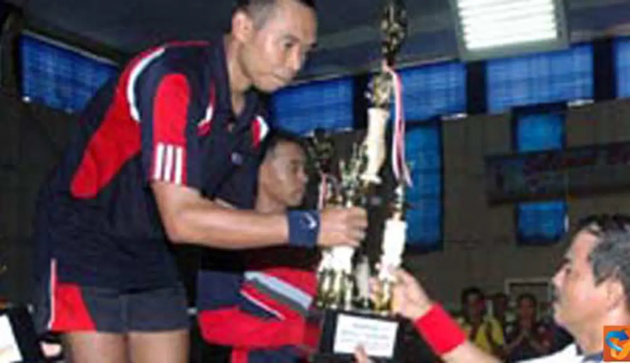 Citizen6, Kobangdika: Penyerahan Piala Juara I Bulutangkis  oleh Komandan Kobangdikal Kepada Komando Pensdidikan Dukungan Umum. (Pengirim: Rohman arif)