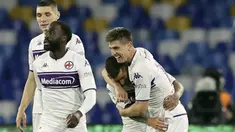 Pemain pinjaman dari Hertha Berlin, Krzysztof Piatek menyumbang 1 gol ke gawang Napoli dalam debutnya bersama Fiorentina di laga 16 Besar Coppa Italia, Kamis (13/1/2022). Unggul 5-2 via perpanjangan waktu, Fiorentina menyegel satu tiket di babak perempatfinal. (LaPresse via AP/Alessandro Garofalo)