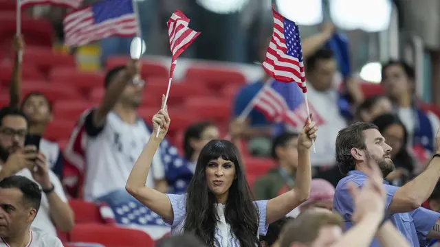 Fans-Fans Cantik Hiasi Laga Inggris vs Amerika Serikat di Piala Dunia 2022