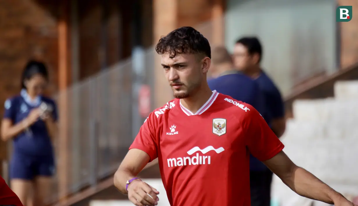 Ivar Jenner mengikuti sesi latihan Timnas Indonesia di Bali United Training Center, Gianyar, Bali, Kamis (23/7/2026). Gelandang berusia 22 tahun tersebut telah bergabung dengan Skuad Garuda pada fase akhir pemusatan latihan dan menambah opsi bagi pelatih John Herdman jelang menghadapi Kamboja pada laga perdana Grup A Piala AFF 2026 di Stadion Pakansari, Bogor, 27 Juli 2026. (Bola.com/Alit Binawan)
