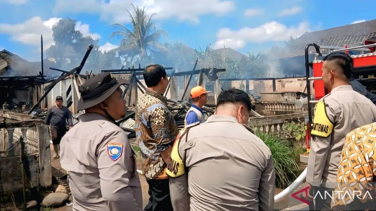 DPKP Kerahkan Tiga Damkar Padamkan Kebakaran OKU Selatan, Tiga Rumah Hangus