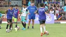 Eks striker Bayern Muenchen, Giovane Elber saat melatih para remaja bermain sepak bola di Lapangan Bhayangkara, Jakarta Selatan, Sabtu (8/7). Seleksi tahap pertama Allianz Junior Football Camp 2017 diikuti 350 remaja. (Liputan6.com/Fery Pradolo)