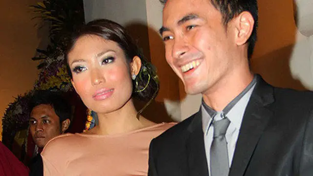 Ayu Dewi dan Zumi Zola