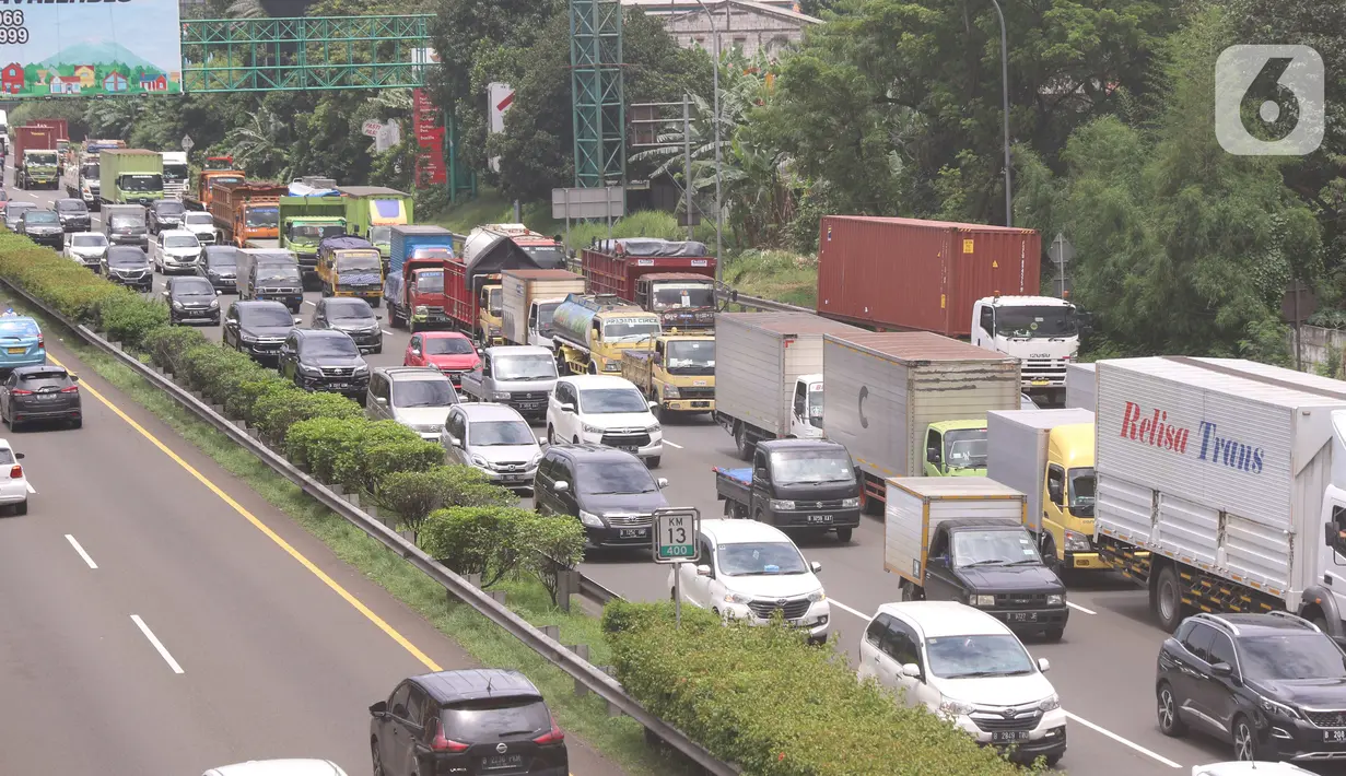 Sejumlah truk melintasi ruas jalan tol Tangerang-Jakarta, Kota Tangerang, Banten, Rabu (2/3/2022). Asosiasi Pengusaha Indonesia (Apindo) mengusulkan pemberlakuan penuh kebijakan bebas truk kelebihan muatan (over dimension overload/ODOL) diundur menjadi tahun 2025. (Liputan6.com/Angga Yuniar)