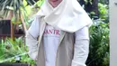 Ditemui di kawasan Ampera, Jakarta Selatan, Senin (25/1) Sivia merasa tidak ada kesulitan untuk membaca Alquran. Sejak kecil ia sudah terbiasa membaca kitab suci orang Islam tersebut. (Nurwahyunan/Bintang.com)