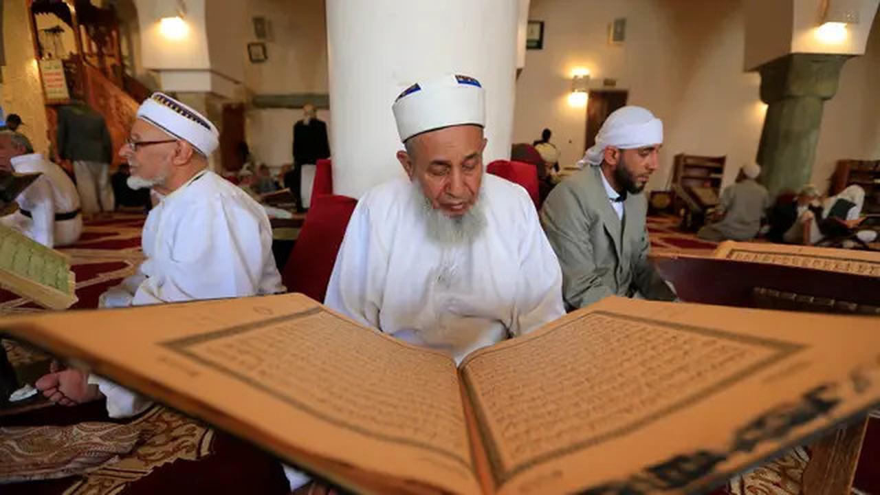 FOTO: Uniknya Tadarus dengan Alquran Berukuran Besar di Masjid Agung Sanaa