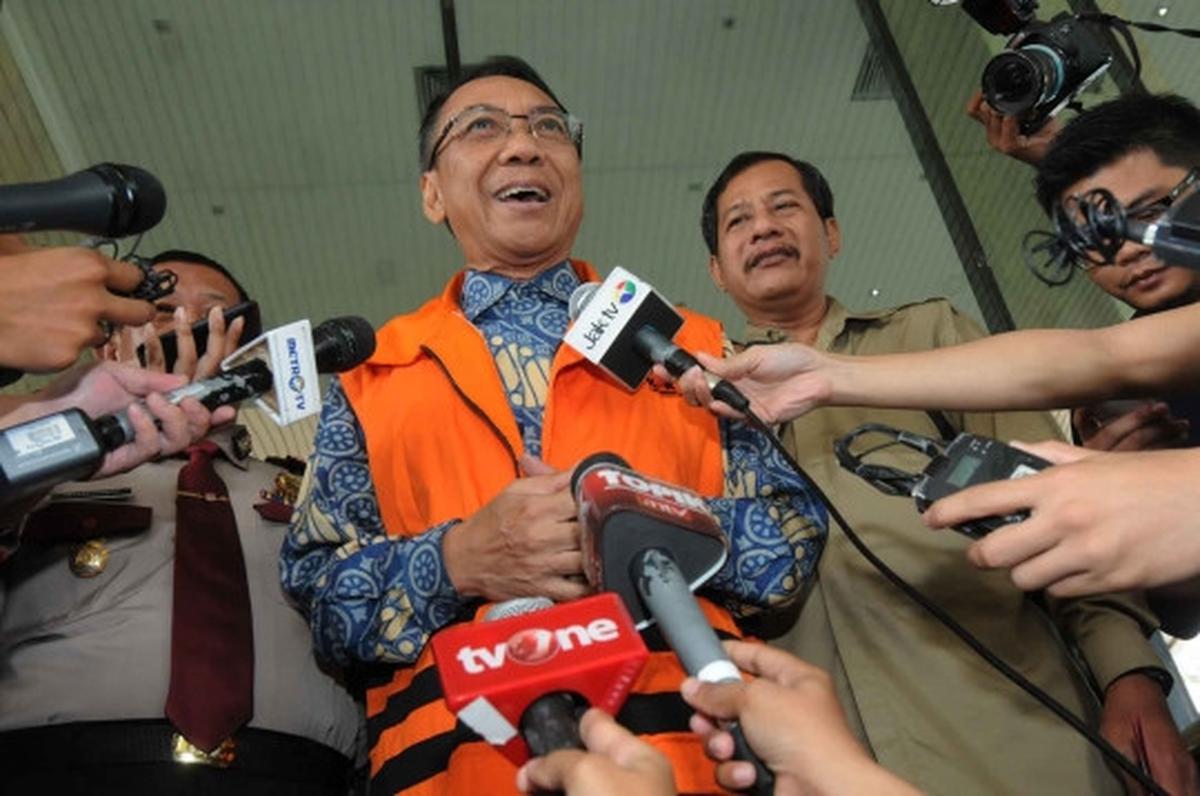 Keluar dari KPK, Jero Wacik tebar senyuman usai diperiksa