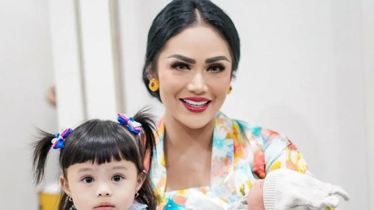 Potret Bahagia Krisdayanti Gendong Cucu