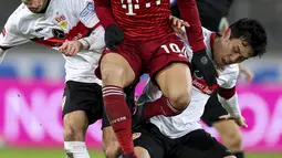 Penyerang Bayern Munchen Leroy Sane berebut bola dengan bek VfB Stuttgart, Atakan Karazor pada lanjutan Liga Jerman di Mercedes-Benz Arena, Rabu (15/12/2021) dinihari WIB. Bayern Munchen sukses melumat VfB Stuttgart dengan skor 5-0. (Tom Weller/dpa via AP)