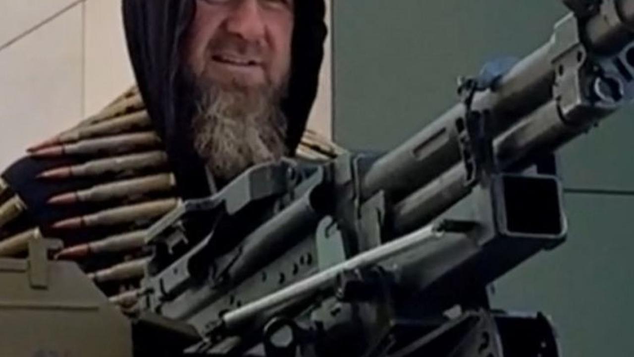 Ramzan Kadyrov juga sempat merasakan berdiri di atas sambil memegang senapan mesin yang melengkapi mobil itu. Foto: Handout / TELEGRAM / @rkadyrov_95 / AFP