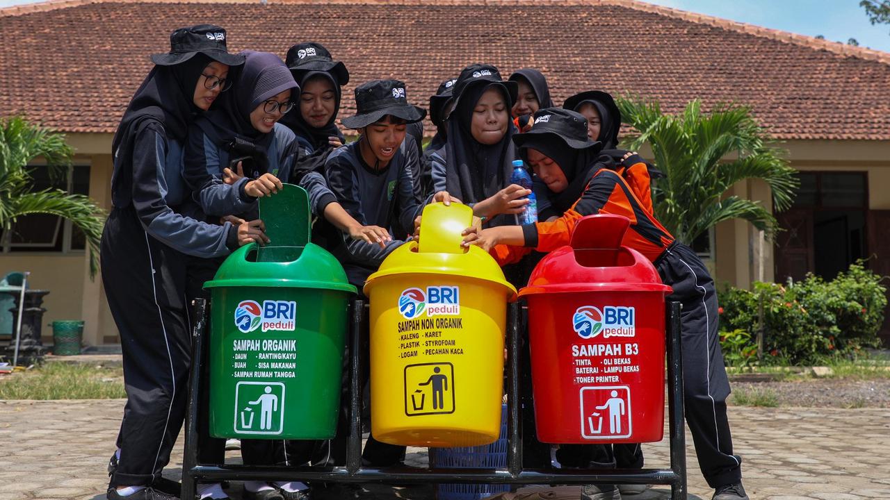 BRI Ajak Generasi Muda Jaga Ekosistem Lingkungan Melalui Penanaman Mangrove dan Pengelolaan Limbah Plastik