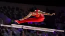 Pesenam China, Shi Cong melakukan lompatan pada nomor palang sejajar final aparatus putra Kejuaraan Dunia Gimnastik 2025 di Indonesia Arena, Senayan, Jakarta, Sabtu (25/10/2025). (Bola.com/Bagaskara Lazuardi)