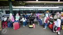 Sejumlah calon penumpang menunggu kedatangan kereta di ruang tunggu Stasiun Gambir, Jakarta, Selasa (28/6). Memasuki H-8 Idul Fitri, warga mengaku sengaja mudik Lebaran lebih awal guna memanfaatkan libur panjang sekolah. (Liputan6.com/Faizal Fanani)