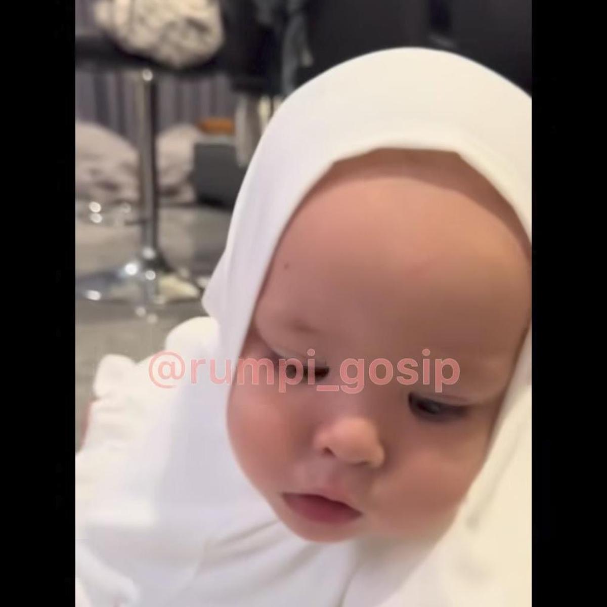Potret Cantik Baby Kamari Anak Jennifer Coppen Anteng Kenakan Hijab, Disebut Ustazah Cilik Sampai Bidadari Papa Dali