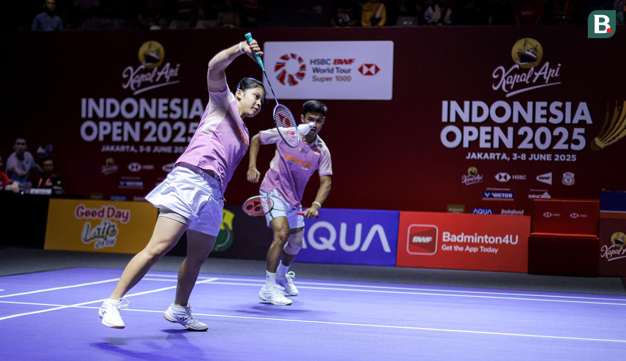 <p>Pebulu tangkis ganda campuran Indonesia, Felisha Alberta Pasaribu/Jafar Hidayatullah berusaha mengembalikan kok ke arah pasangan Malaysia, Wong Tien Ci/Lim Chiew Sien dalam laga 32 besar Indonesia Open 2025 di Istora Senayan, Jakarta, Selasa (03/06/2025). (Bola.com/Bagaskara Lazuardi)</p>
