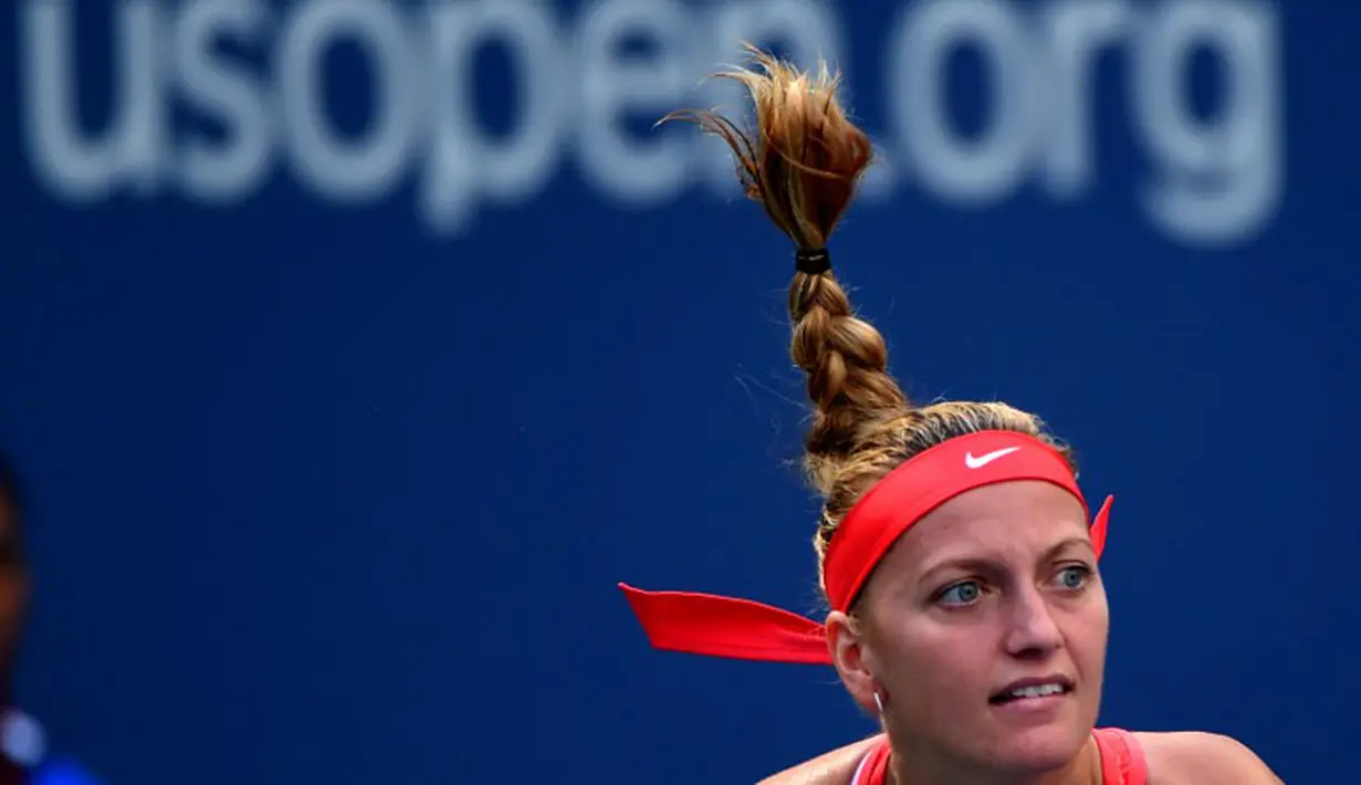 Petenis Republik Ceska, Petra Kvitova, saat melawan petenis Italia, Flavia Pennetta, dalam perempatfinal Turnamen Tenis AS Terbuka 2015 di New York, AS. (9/9/2015). (AFP Photo/Timothy A. Clary)