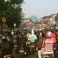 Jelang akhir pekan, pagi ini ruas jalan Ibukota terpantau padat dan diwarnai kecelakaan.