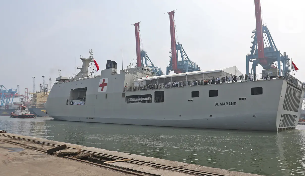 Kapal KRI Semarang 594 bertolak dari Dermaga JICT 2 Tanjung Priok, Jakarta, menuju Perairan Tanjung Pakis, Karawang, Selasa (29/10/2019). Ratusan keluarga korban mengikuti acara tabur bunga untuk mengenang satu tahun jatuhnya pesawat Lion Air JT 610. (Liputan6.com/Herman Zakharia)
