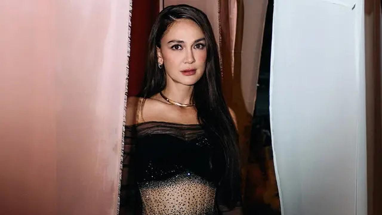 6 Pesona Luna Maya Tampil dengan Gaya Rambut Baru di Gala Premiere Jalan Pulang