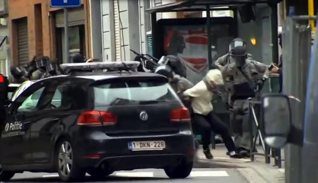 Polisi Belgia menangkap Salah Abdeslam, tersangka pelaku pemboman di Paris, di Molenbeek, Brussels, Belgia, (18/3). Abdeslam diamankan setelah tembak-menembak dengan petugas kepolisian di Brussels pada hari Jumat. (REUTERS/VTM)