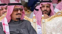 Pangeran Muhammad bin Salman saat mendampingi Raja Salman. (investorsbusinessdaily.com)