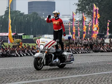 Aksi salah satu Prajurit Polri saat melakukan gladi acara HUT Polri yang ke-71 di Monas, Jakarta, Jumat (7/7). Hut Polri tersebut akan dirayakan tanggal 10 Juli mendatang dengan dihadiri oleh Presiden Joko Widodo. (Liputan6.com/Faizal Fanani)