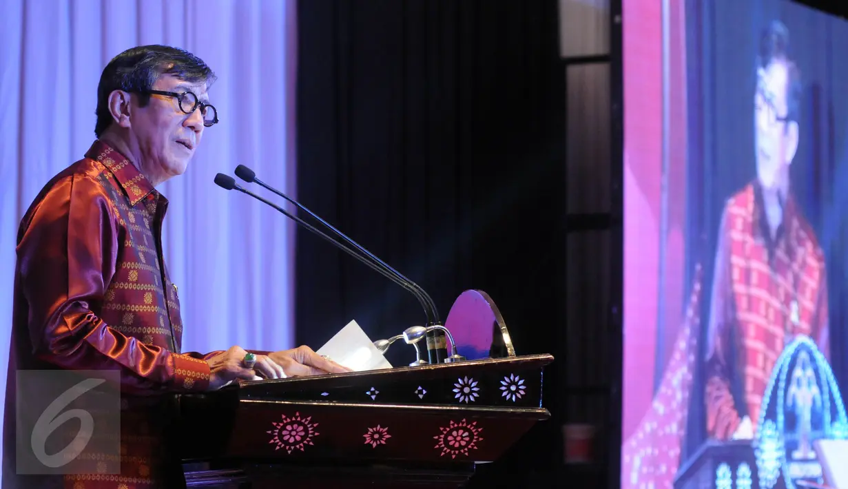 Menteri Hukum dan HAM Yassona Laoly berpidato saat peluncuran buku Birokrasi Digital di Jakarta, Senin (13/6). Menkunmham akan berusaha lebih keras lagi dalam melakukan pelayanan kepada masyarakat diseluruh Tanah Air. (Liputan6.com/Helmi Afandi)