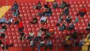 Penonton saat menyaksikan pertandingan antara benevento melawan Inter Milan pada laga Serie A di Stadion Ciro Vigorito, Minggu (27/9/2020). Sejumlah liga di Eropa telah mengijinkan fans menonton langsung pertandingan di stadion. (Alessandro Garofalo/LaPresse via AP)