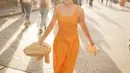 Dress bernuansa oranye ini juga sangat manis ketika dikenakan Shandy Aulia. Dress tanpa lengan ini dipadunya dengan blazer, mini bag yang ditentengnya, dan kitten heels. Foto: Instagram.