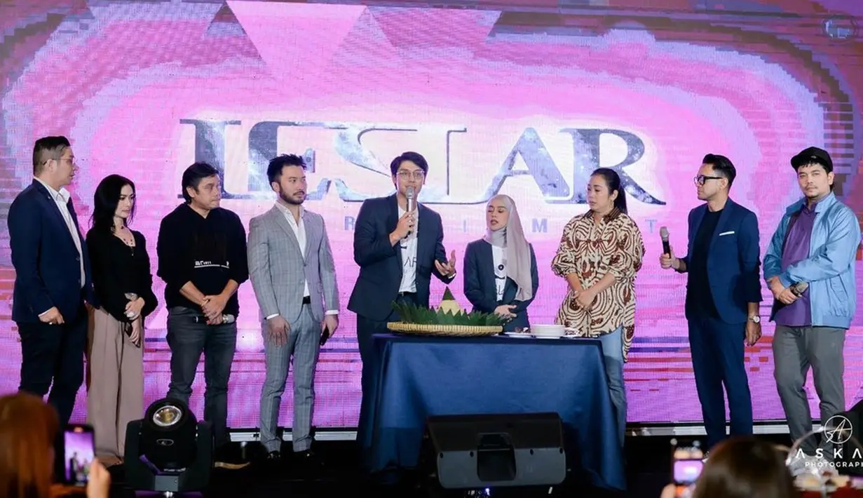 Acara peluncuran label Leslar Records ini diadakan di Hotel Ritz Carlton Jakarta. Leslar Records diluncurkan secara simbolik dengan pemotongan nasi tumpeng. Dalam momen tersebut, Rizky Billar dan Lesti Kejora juga sempat duet bareng menghibur para tamu yang hadir. Pernah ramai soal kasus KDRT pada September 2022, kini keluarga kecil Rizky Billar dan Lesti Kejora makin harmonis. (Liputan6.com/IG/@rizkybillar)