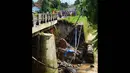 Arus mudik jalur selatan terganggu lantaran fondasi Jembatan Cibaruyan, Ciamis, Jawa Barat, ambles tergerus air sungai, Kamis (24/7/14). (ANTARA FOTO/Adeng Bustomi)