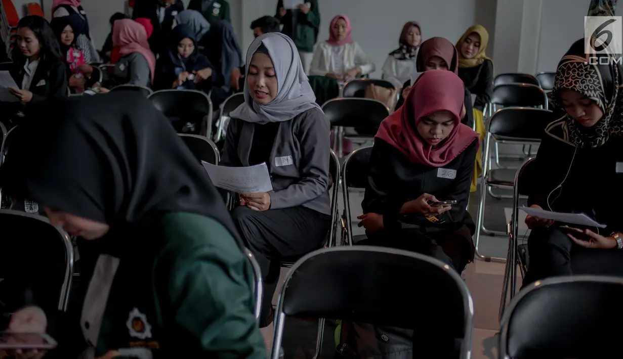 Peserta menghafal naskah selama kompetisi News Presenter dalam Emtek Goes To Campus 2018 di Surabaya, Selasa (13/11). Selain Kompetisi News Presenter, EGTC juga mengadakan workshop, inspiring sharing dan entertainment talk. (Liputan6.com/Faizal Fanani)