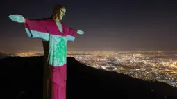 Patung Christ the Redeemer terlihat diterangi dengan bendera nasional Lebanon di Rio de Janeiro, Brasil, Kamis (6/8/2020). Tindakan tersebut sebagai bentuk solidaritas bagi para korban ledakan dahsyat yang mengguncang ibu kota Lebanon, Beirut pada Selasa (4/8) lalu. (AP Photo/Leo Correa)