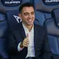 Pelatih baru Barcelona Xavi Hernandez mengacungkan jempol saat diperkenalkan resmi di Camp Nou, Spanyol, Senin 8 November 2021. (AP Photo/Joan Monfort)