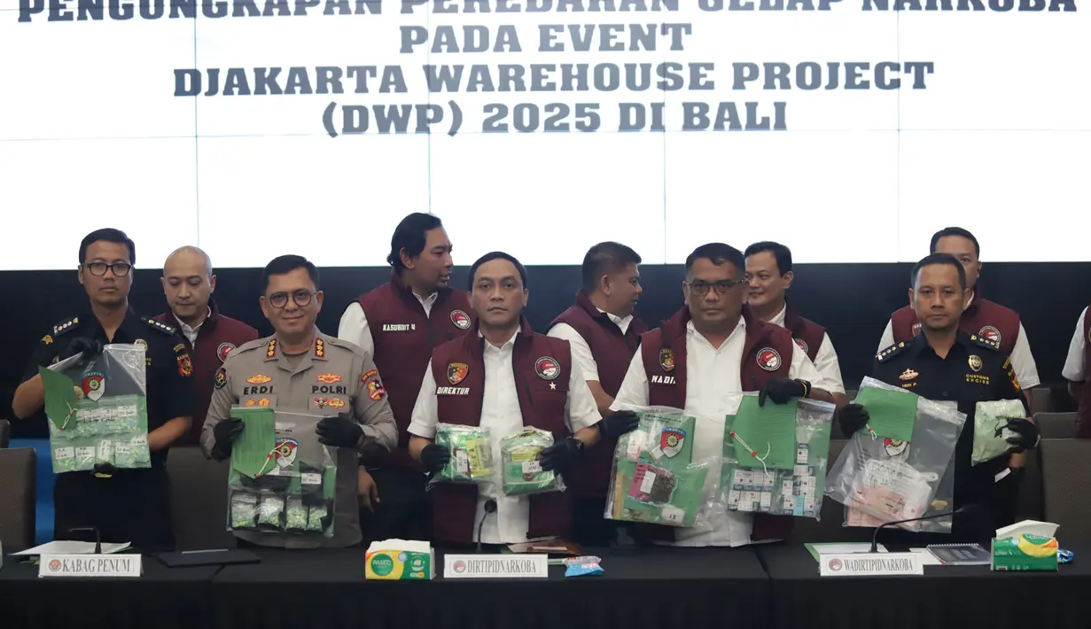 Dari pengungkapan ini, penyidik menyita sejumlah barang bukti yang terdiri dari sabu seberat 31 kilogram, pil ekstasi sebanyak 956,5 butir, ekstasi serbuk 23,59 gram, dan happy water 135 gram. Tampak dalam foto, Dirtpidnarkoba Bareskrim Polri, Brigjen Eko Hadi Santoso (ketiga kiri depan) menunjukkan barang bukti pengungkapan peredaran narkoba jelang gelaran Djakarta Warehouse Project (DWP) 2025 di Bali pada 12–14 Desember 2025 lalu di gedung Bareskrim Mabes Polri, Jakarta, Senin (22/12/2025). (merdeka.com/Arie Basuki)