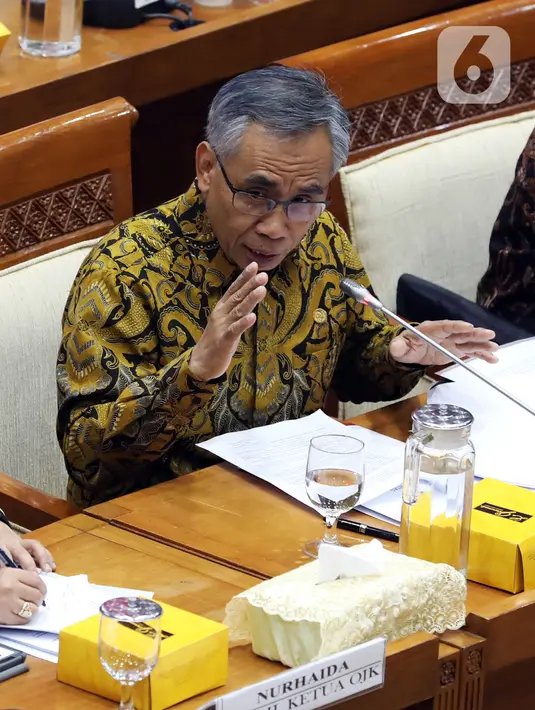 Ketua Dewan Komisioner OJK Wimboh Santoso menyampaikan pemaparan saat rapat dengan Komisi XI DPR terkait pembenahan Jiwasraya di Kompleks Parlemen, Jakarta, Rabu (22/1/2020). Rapat tersebut juga membahas tentang pengawasan industri jasa keuangan. (Liputan6.com/Johan Tallo)